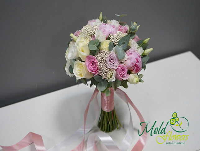 Букет невесты из розовых роз, пионов и белой эустомы Фото